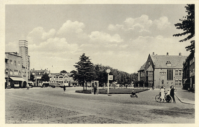 604475 Gezicht in de Balijelaan te Utrecht met rechts op de achtergrond de Dr. De Visserschool (Vondellaan 32).